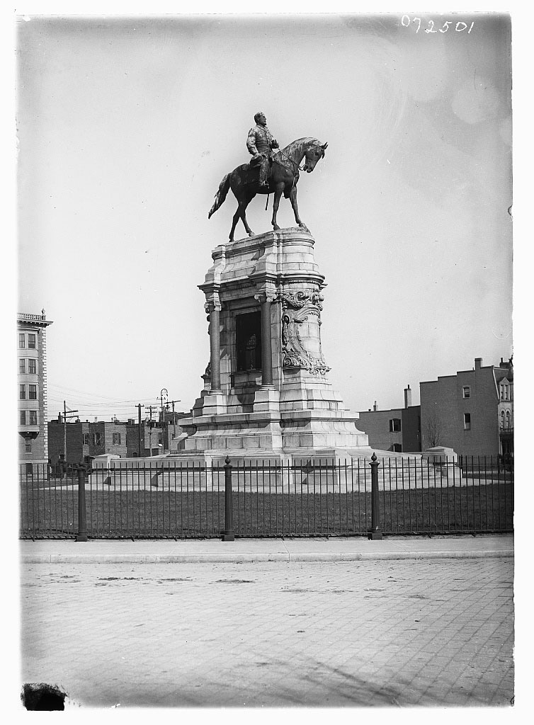 Photo of Robert E. Lee's memorial in Richmond, Virginia, in 1910.